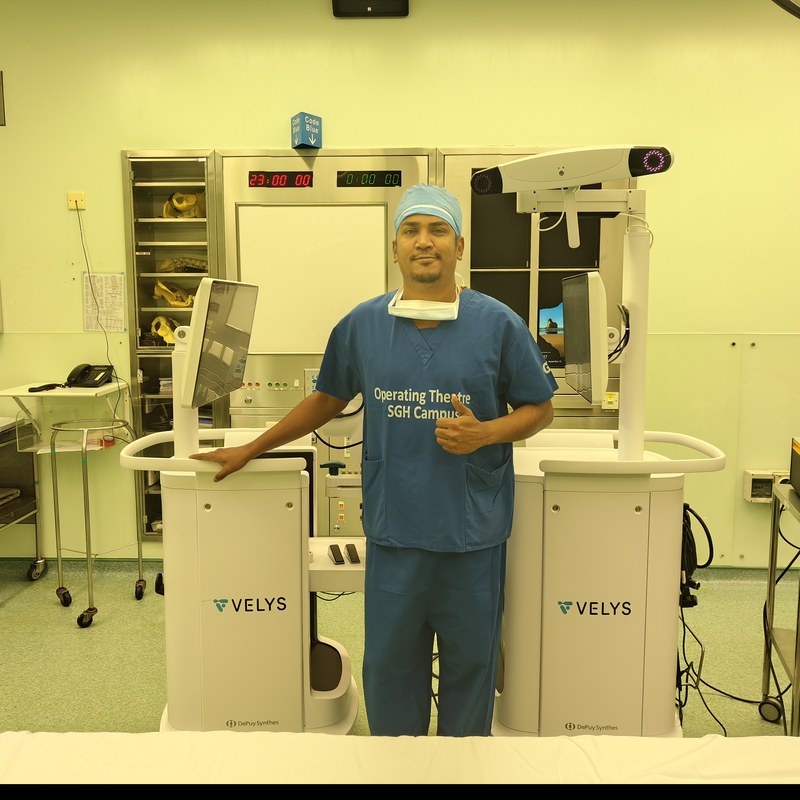 Dr. Sudarsana Gopalan N, orthopaedic surgeon, in the operating theatre with VELYS robotic knee replacement technology